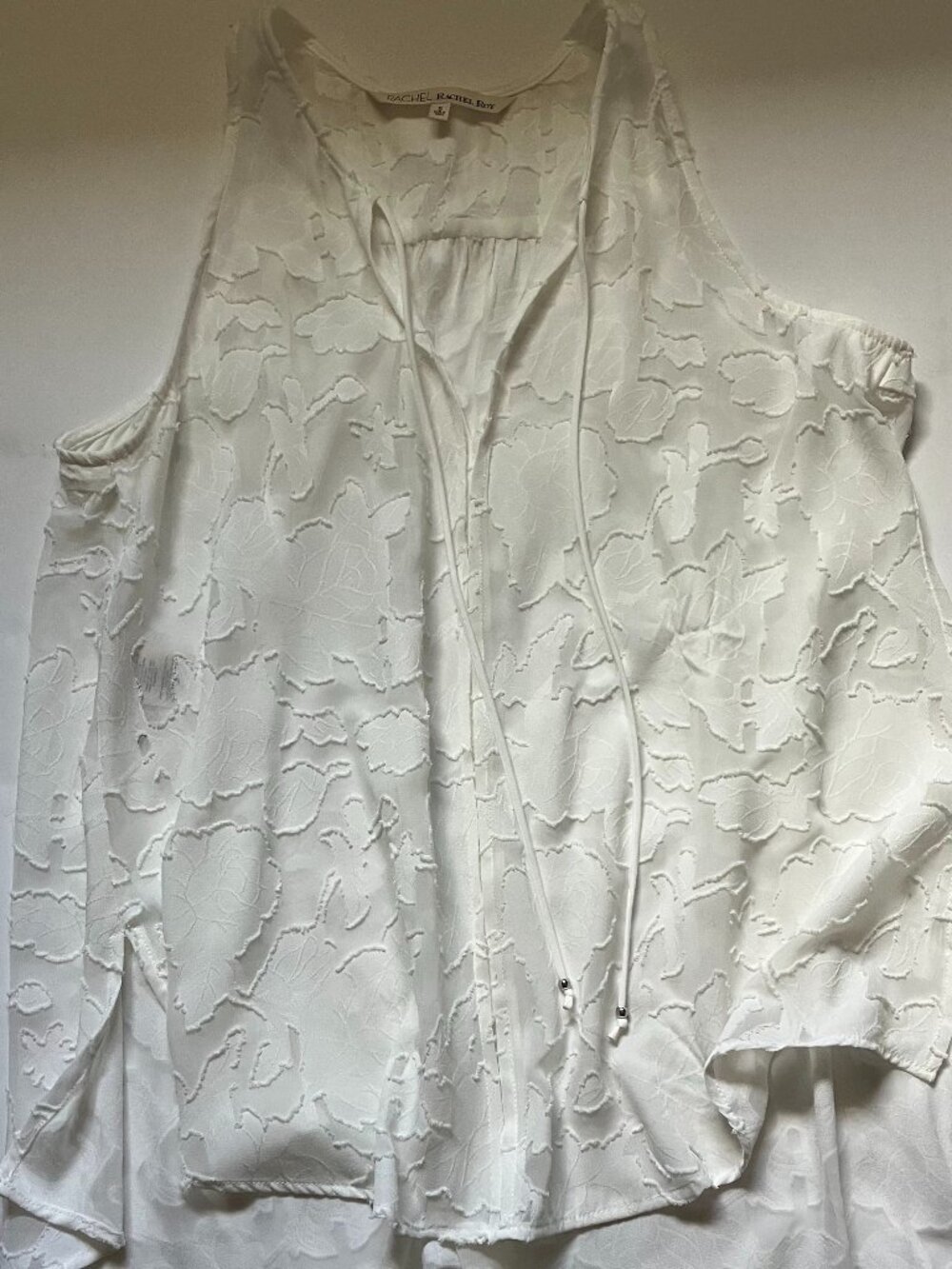 WOMEN'S WHITE SLEEVELESS TOP